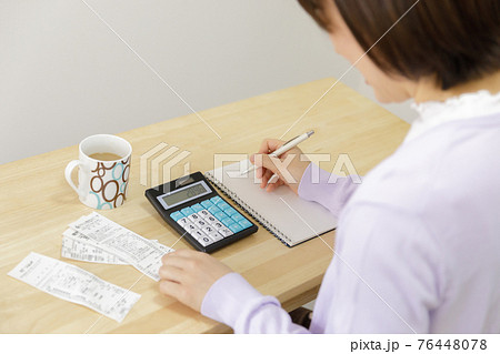 家計簿をつける女性 家計簿をつける女性 76448078