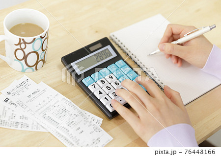 家計簿をつける女性 家計簿をつける女性 76448166