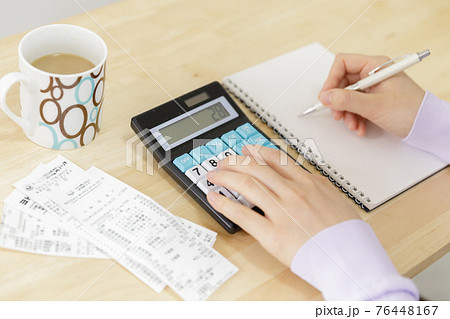家計簿をつける女性 76448167