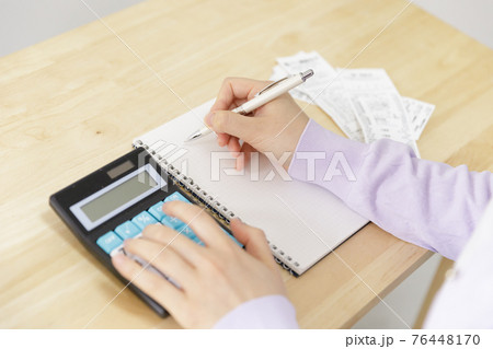 家計簿をつける女性 家計簿をつける女性 76448170