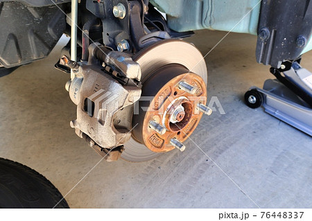 車のタイヤ交換と整備 ジャッキアップ ブレーキディスクの写真素材