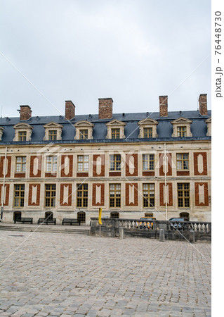 フランスパリのベルサイユ宮殿の石造りの建物 フランスパリのベルサイユ宮殿の石造りの建物 76448730