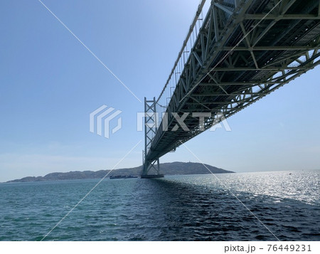 大迫力！明石海峡大橋の下側からの写真 76449231