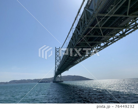 大迫力！明石海峡大橋の下側からの写真 76449232