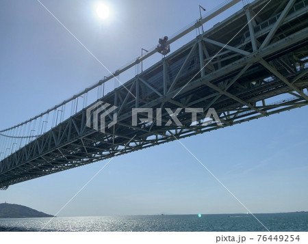 大迫力！明石海峡大橋の下側からの写真 76449254