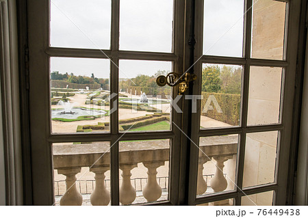 フランスパリのベルサイユ宮殿の窓から見える整備された庭園 フランスパリのベルサイユ宮殿の窓から見える整備された庭園 76449438