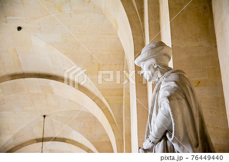 フランスパリのベルサイユ宮殿の石造りのホールの中に飾られた石造 76449440