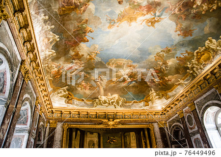 フランスパリのベルサイユ宮殿の神秘的な絵画が描かれた天井 フランスパリのベルサイユ宮殿の神秘的な絵画が描かれた天井 76449496