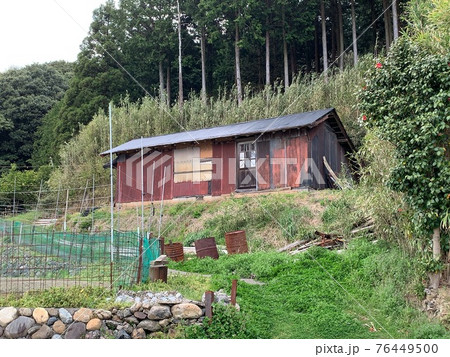 山の中の田舎にあるポツンと建物 76449500