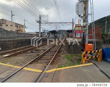 和歌山県の海が近い磯ノ浦駅線路側 和歌山県の海が近い磯ノ浦駅線路側 76449729