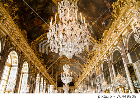 フランスパリのベルサイユ宮殿の鏡の間に飾られた見事なシャンデリアの写真素材