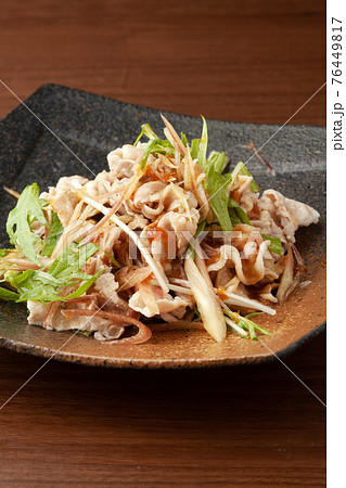 ミョウガと水菜の冷しゃぶサラダ 76449817