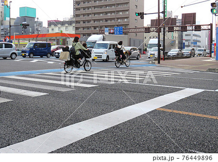 横断歩道のある交差点道路 76449896