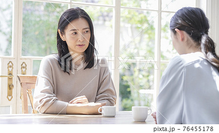 家で話す二人の女性 76455178