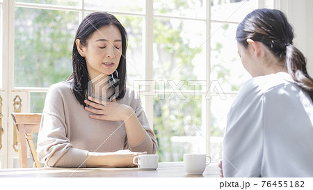 家で話す二人の女性 76455182