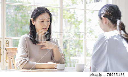 家で話す二人の女性 76455183