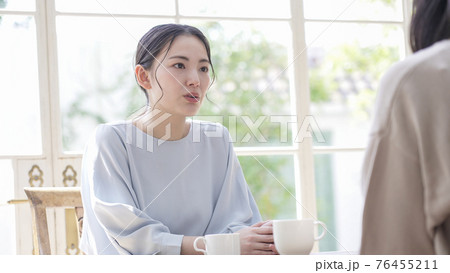 家で話す二人の女性 家で話す二人の女性 76455211