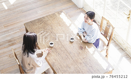 家で話す二人の女性 家で話す二人の女性 76455212