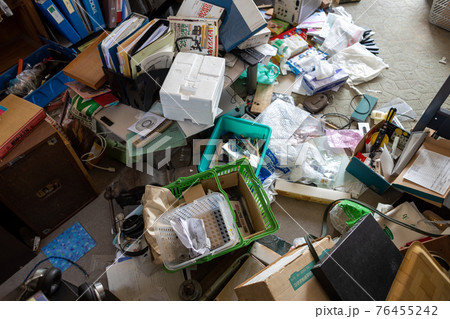 散らかり放題の部屋 ゴミ屋敷 の写真素材