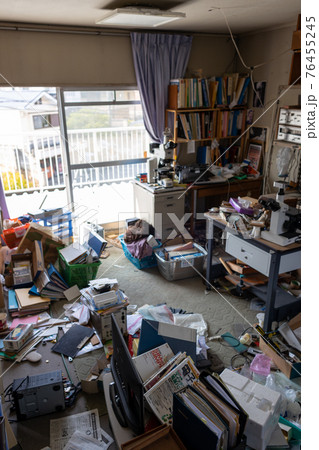 散らかり放題の部屋(ゴミ屋敷) 散らかり放題の部屋(ゴミ屋敷) 76455245