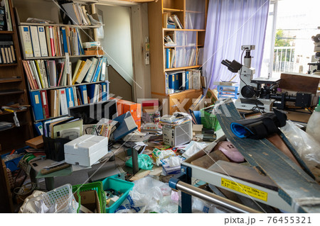 散らかり放題の部屋(遺品整理・ゴミ屋敷) 散らかり放題の部屋(遺品整理・ゴミ屋敷) 76455321