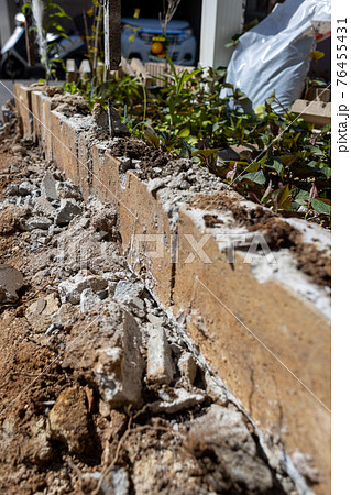 解体途中のブロック塀 76455431