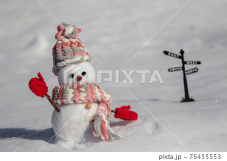 雪だるまと案内板 76455553