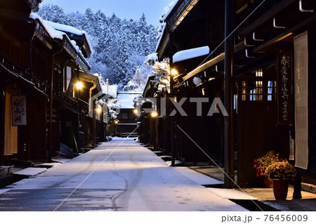 雪景色の古い町並み 76456009