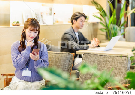 カフェで仕事をするビジネスパーソン カフェで仕事をするビジネスパーソン 76456053