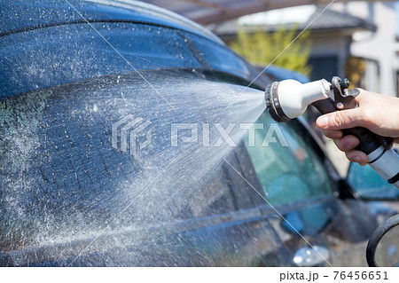 自宅で洗車、ホースで水をかけているシーン 自宅で洗車、ホースで水をかけているシーン 76456651