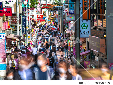 日本の東京都市景観　解除後、原宿の竹下通りには、多くの人出。再び感染爆発。変異株の脅威が…＝4月7日 76456719