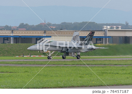 スイス空軍F/A-18Cホーネット離陸 76457187