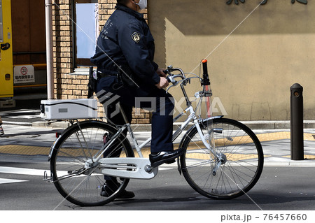 自転車に乗る警視庁の警察官 76457660
