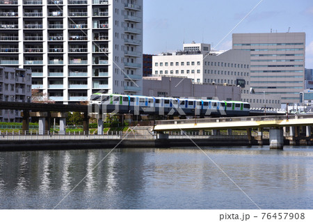 京浜運河を行く東京モノレール 京浜運河を行く東京モノレール 76457908