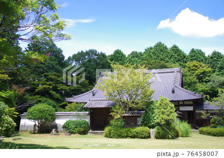 夏空の下の日本家屋 76458007