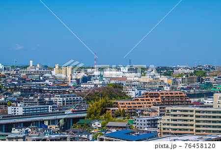 日本の横浜都市景観 青空が広がるたまプラーザ駅方面などを望む 76458120