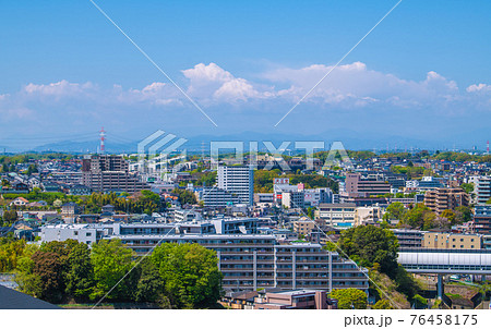 日本の横浜都市景観 青空が広がるあざみ野駅方面など街並みを望む 日本の横浜都市景観 青空が広がるあざみ野駅方面など街並みを望む 76458175