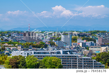日本の横浜都市景観 青空が広がるあざみ野駅方面など街並みを望む 日本の横浜都市景観 青空が広がるあざみ野駅方面など街並みを望む 76458176