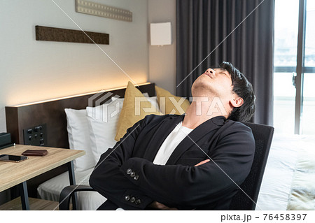 ビジネスホテルで休憩する男性 76458397