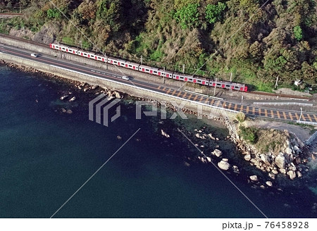 生の松原海岸を行く筑肥線電車~空撮 生の松原海岸を行く筑肥線電車~空撮 76458928