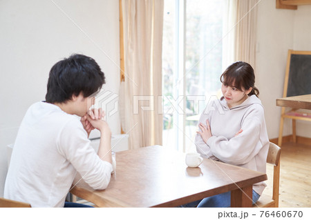 喧嘩をするアジア人の男女 76460670