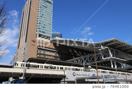 大阪駅と大和路快速の221系電車 76461000