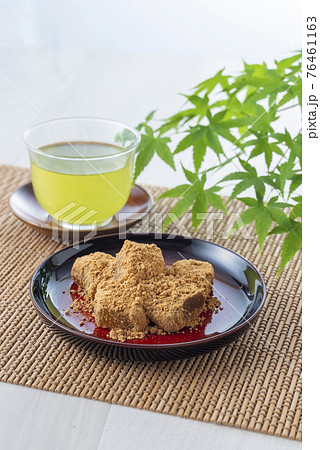わらび餅と緑茶と青もみじ わらび餅と緑茶と青もみじ 76461163