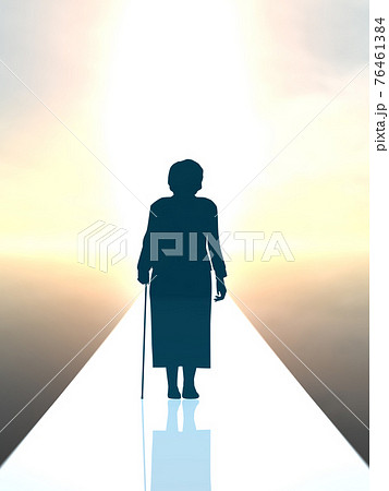高齢女性の未来　シルエット全身　一本道　CGイラスト縦 76461384