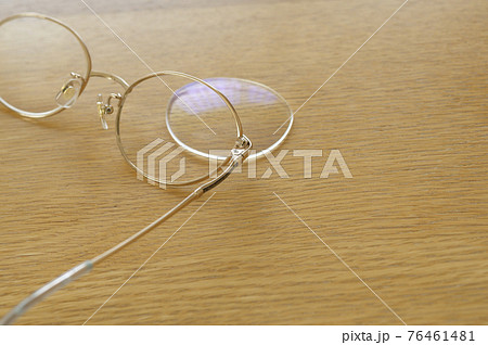 壊れたメガネの写真素材