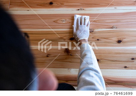 杉の無垢板の床材（節あり）に蜜ろうワックスを塗っているところ 76461699