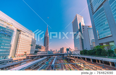 日本の東京都市景観　NTTドコモ代々木ビルや特急などを望む。上空に航空機 76462690