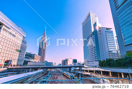 日本の東京都市景観 NTTドコモ代々木ビルや電車などを望む 日本の東京都市景観 NTTドコモ代々木ビルや電車などを望む 76462719
