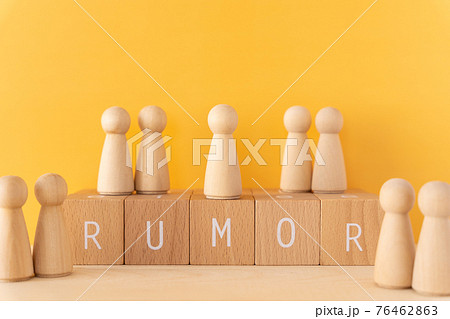 噂、陰口｜「RUMOR」と書かれた積み木ブロックと人型の木製オブジェ 76462863