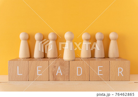 リーダー|「LEADER」と書かれた積み木と人型オブジェ リーダー|「LEADER」と書かれた積み木と人型オブジェ 76462865